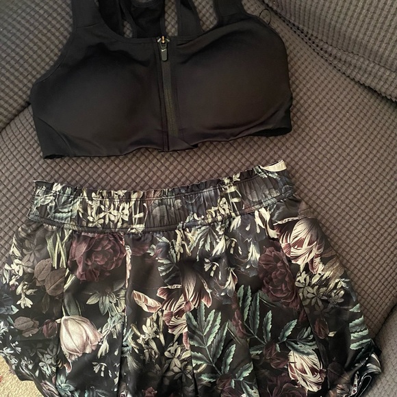 NWOT Women’s size small Nike sports bra and skirt. - Picture 2 of 4